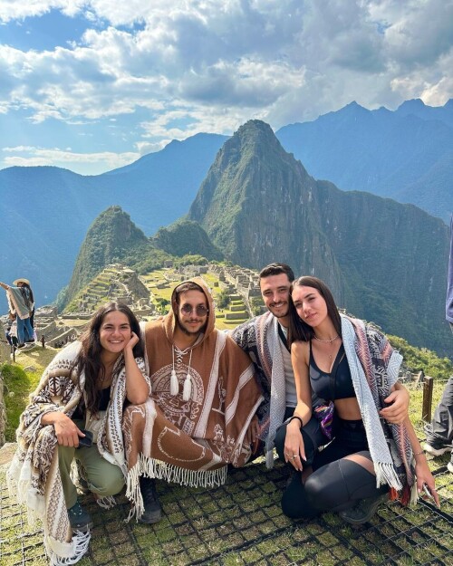 b90584c2de3f51c4d8ad2135ee3e8c94