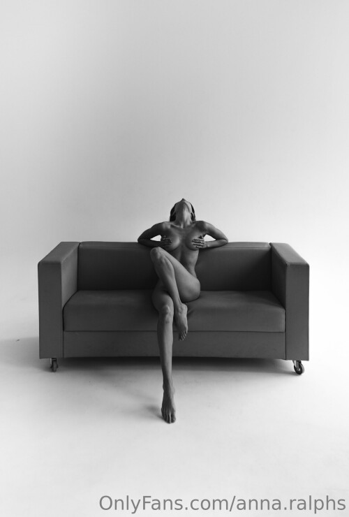 anna.ralphs 2022 12 16 2718056085 black and white photo and color