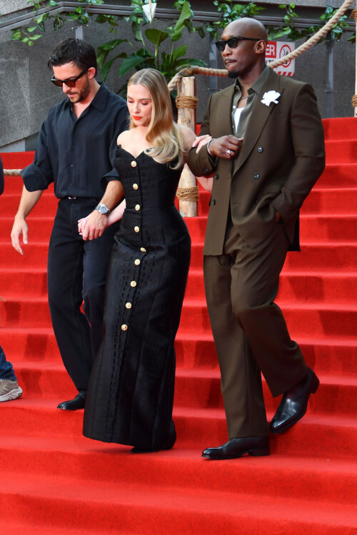 Jonathan Bailey, Scarlett Johansson, Mahershala Ali, German Premiere Jurassic World Rebirth (Die Wiedergeburt) Deutschlandpremiere, Zoo-Palast, Berlin, DEU, 18.06.2025 Pictured: jonathan bailey,scarlett johansson,mahershala ali,gareth edwardsRef: BLU_S8386197 180625 NON-EXCLUSIVEPicture by: AEDT / SplashNews.comSplash News and PicturesUSA: 310-525-5808 UK: 020 8126 1009eamteam@shutterstock.comWorld Rights, No Germany Rights, No Switzerland Rights, No Austria Rights