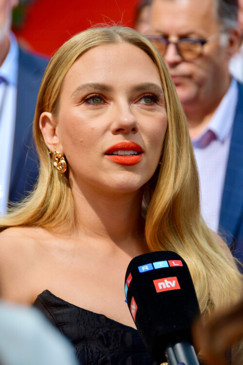 Scarlett Johansson, German Premiere Jurassic World Rebirth (Die Wiedergeburt) Deutschlandpremiere, Zoo-Palast, Berlin, DEU, 18.06.2025 Pictured: scarlett johansson,gareth edwards,jonathan bailey,mahershala aliRef: BLU_S8386197 180625 NON-EXCLUSIVEPicture by: AEDT / SplashNews.comSplash News and PicturesUSA: 310-525-5808 UK: 020 8126 1009eamteam@shutterstock.comWorld Rights, No Germany Rights, No Switzerland Rights, No Austria Rights
