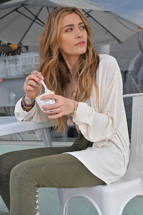 Paris Jackson weares a TACORI Stilla Tennis Bracelet and Crescent Eclipse Bangles while enjoying a snack at Magnolia Bakery in Los AngelesFeaturing: Paris JacksonWhere: Los Angeles, California, United StatesWhen: 13 Oct 2024Credit: Joey Andrew/startraksphoto.com