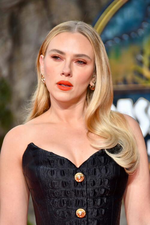 Scarlett Johansson, German Premiere Jurassic World Rebirth (Die Wiedergeburt) Deutschlandpremiere, Zoo-Palast, Berlin, DEU, 18.06.2025 Pictured: scarlett johansson,gareth edwards,jonathan bailey,mahershala aliRef: BLU_S8386197 180625 NON-EXCLUSIVEPicture by: AEDT / SplashNews.comSplash News and PicturesUSA: 310-525-5808 UK: 020 8126 1009eamteam@shutterstock.comWorld Rights, No Germany Rights, No Switzerland Rights, No Austria Rights