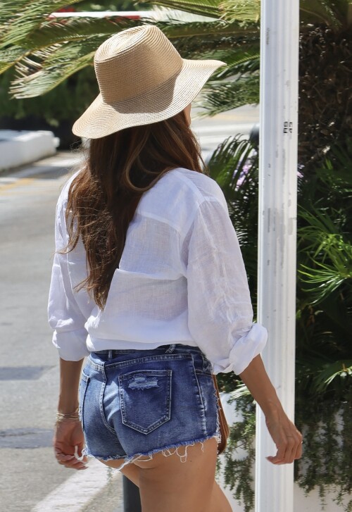Merci de flouter le visage des enfants avant publication - BGUK_3311055 - EXCLUSIVE Puerto Banus, SPAIN  WEB MUST CALL FOR PRICING  -     Eva Longoria was all smiles as she enjoyed a sun-soaked family outing in Puerto Banus alongside husband Jose Baston and their blended brood as she flashed her famously toned legs in a pair of barely-there denim shorts that cheekily revealed a hint of her bum.    The Desperate Housewives star, 50, looked effortlessly chic as the couple headed to  lunch at an Italian restaurant with their 6 year old son Santiago, Joses daughter Natalia from his previous relationship with famed Mexican actress Natalia Esperon and their two young grandchildren, Jose Maria and Lucia.    The stylish clan strolled through the marina after their meal, enjoying the Spanish sunshine and stopping for ice cream, with Eva chatting animatedly and sharing laughs with the children.    Pictured: Eva Longoria