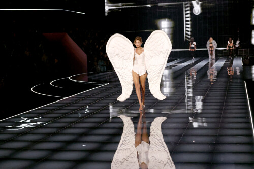US-VICTORIA'S-SECRET-FASHION-SHOW-2025-RUNWAY