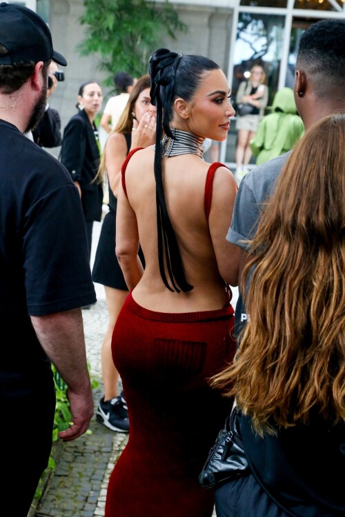 *EXCLUSIVE* Rio Janeiro, BRAZIL    Kim Kardashian was spotted outside the Copacabana Palace Hotel in Rio de Janeiro, taking time to greet fans after promoting her latest project, "Alls Fair".Pictured: Kim  KardashianBACKGRID USA 11 NOVEMBER 2025 BYLINE MUST READ: JUCE e Dilson  Silva / BACKGRIDUSA: +1 310 798 9111 / usasales@backgrid.comUK: +44 208 344 2007 / uksales@backgrid.com*UK Clients - Pictures Containing ChildrenPlease Pixelate Face Prior To Publication*