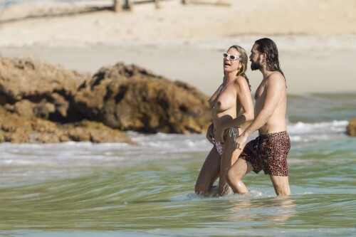 ea251f7c76e9d0f4d1b69b63600fa330